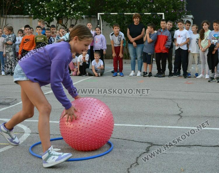500 деца се забавляваха и спортуваха в „Климент Охридски“ в Европейския ден на спорта в училище 