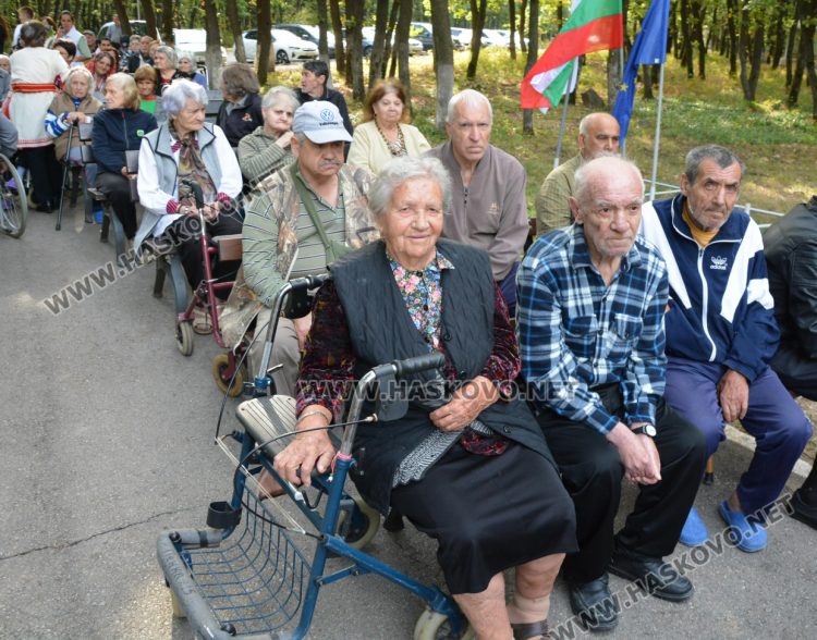 С много настроение и приятели отбелязаха Деня на възрастните хора в дома на "Кенана"