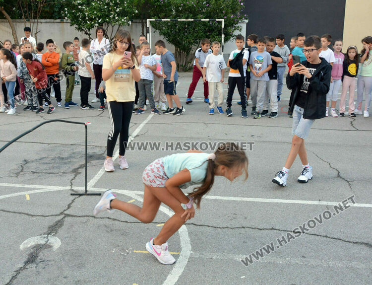 500 деца се забавляваха и спортуваха в „Климент Охридски“ в Европейския ден на спорта в училище 