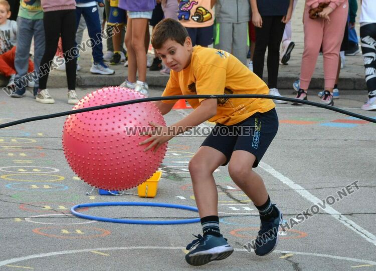 500 деца се забавляваха и спортуваха в „Климент Охридски“ в Европейския ден на спорта в училище 