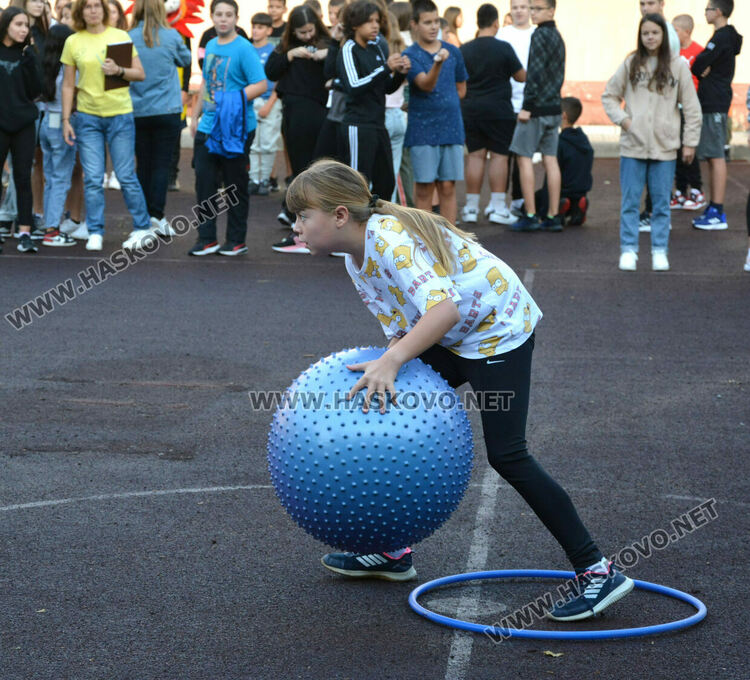 500 деца се забавляваха и спортуваха в „Климент Охридски“ в Европейския ден на спорта в училище 