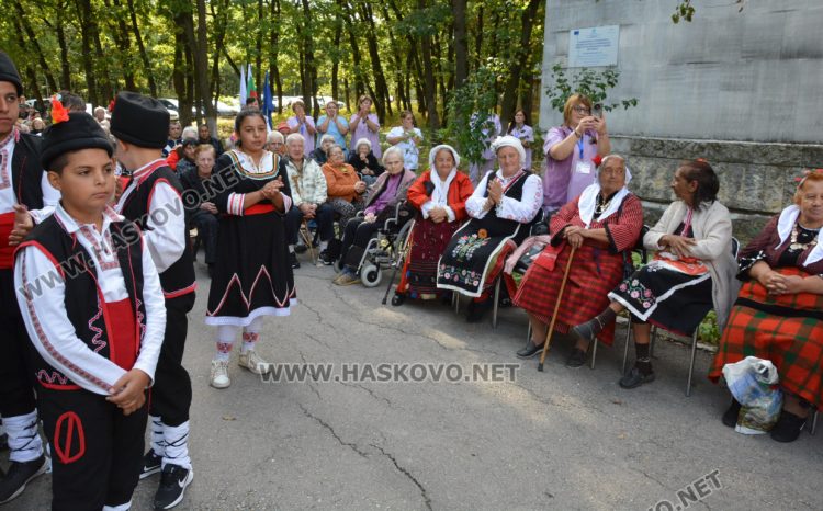С много настроение и приятели отбелязаха Деня на възрастните хора в дома на "Кенана"