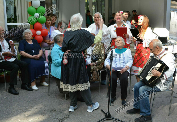 С много настроение и приятели отбелязаха Деня на възрастните хора в дома на "Кенана"