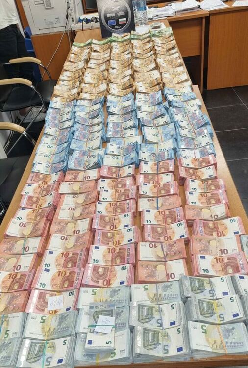 Откриха валута за над 1 млн. лв. в газова бутилка на кола