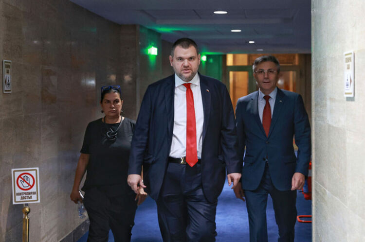 Пеевски призова кабинета да реши проблемите с миньори и енергетици