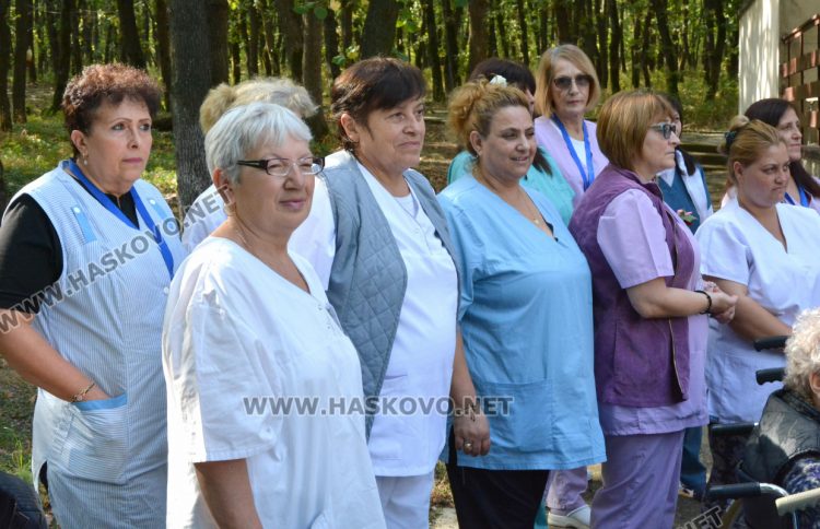 С много настроение и приятели отбелязаха Деня на възрастните хора в дома на "Кенана"