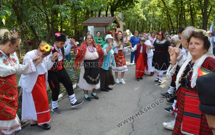 С много настроение и приятели отбелязаха Деня на възрастните хора в дома на "Кенана"