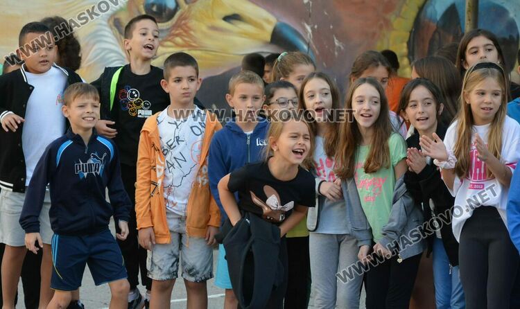 500 деца се забавляваха и спортуваха в „Климент Охридски“ в Европейския ден на спорта в училище 