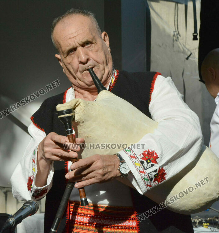 С много настроение и приятели отбелязаха Деня на възрастните хора в дома на "Кенана"