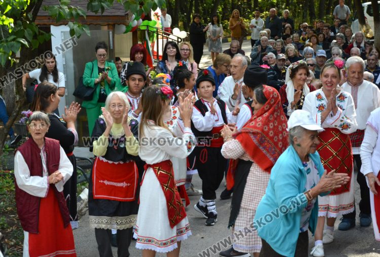 С много настроение и приятели отбелязаха Деня на възрастните хора в дома на "Кенана"