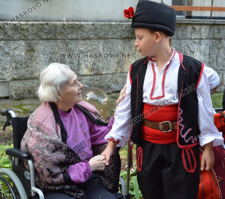 С много настроение и приятели отбелязаха Деня на възрастните хора в дома на "Кенана"