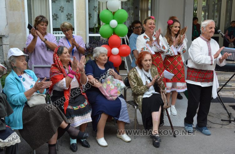 С много настроение и приятели отбелязаха Деня на възрастните хора в дома на "Кенана"