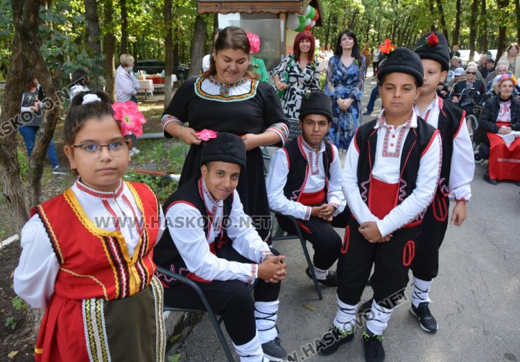 С много настроение и приятели отбелязаха Деня на възрастните хора в дома на "Кенана"