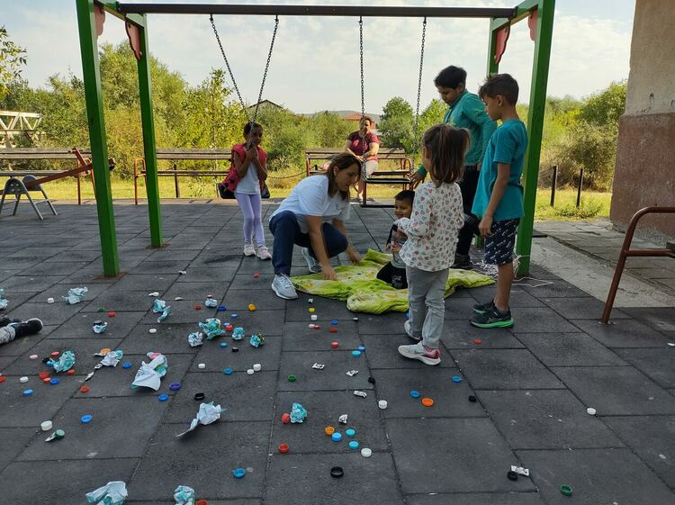 Акция по облагородяване на детска градина, площадка и центъра на Динево