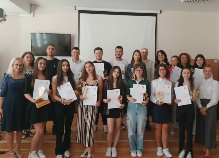 Гимназисти от Езиковата в Кърджали с английски дипломи