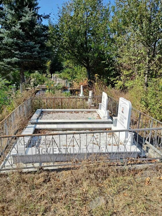 Гробищният парк в Момчилград тъне в храсти и бурени, същата е картината в Кърджали