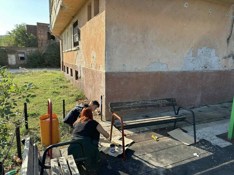 Акция по облагородяване на детска градина, площадка и центъра на Динево