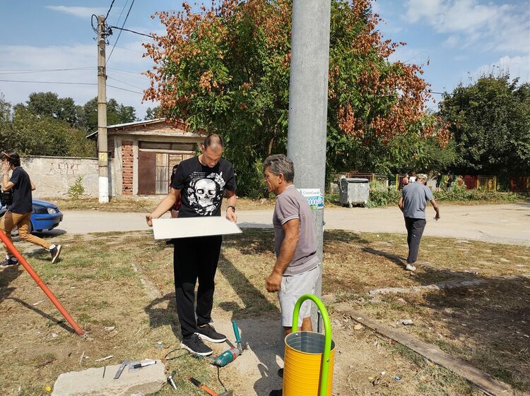 Акция по облагородяване на детска градина, площадка и центъра на Динево