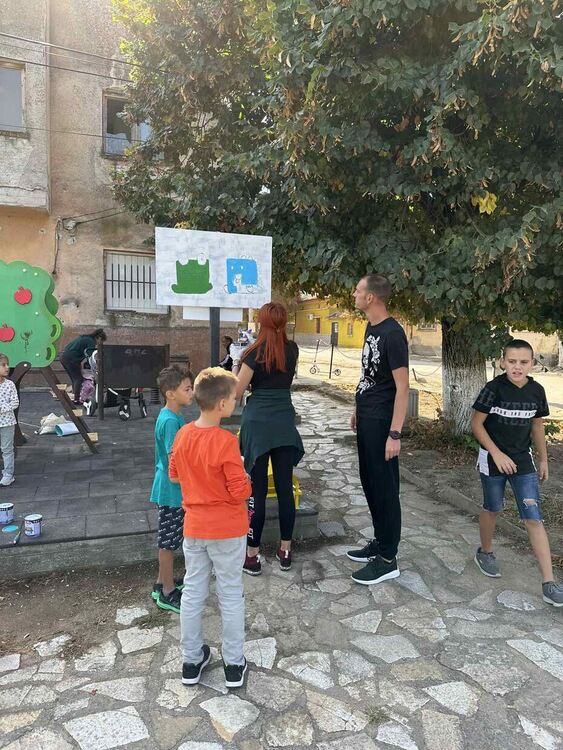 Акция по облагородяване на детска градина, площадка и центъра на Динево