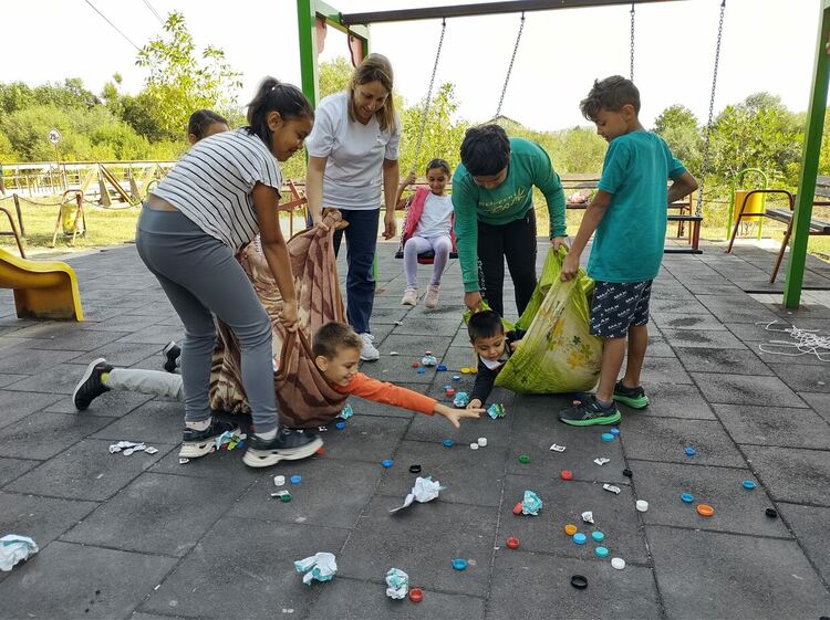 Акция по облагородяване на детска градина, площадка и центъра на Динево