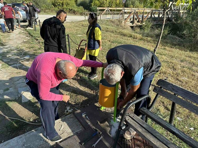 Акция по облагородяване на детска градина, площадка и центъра на Динево