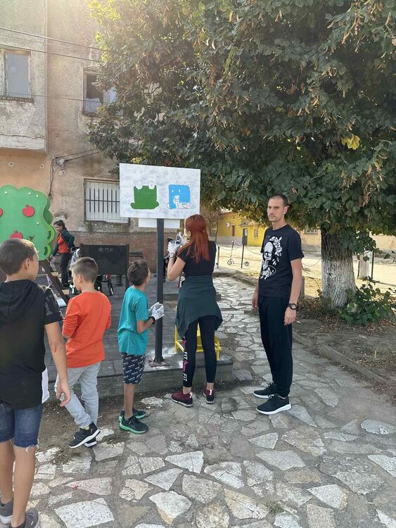 Акция по облагородяване на детска градина, площадка и центъра на Динево