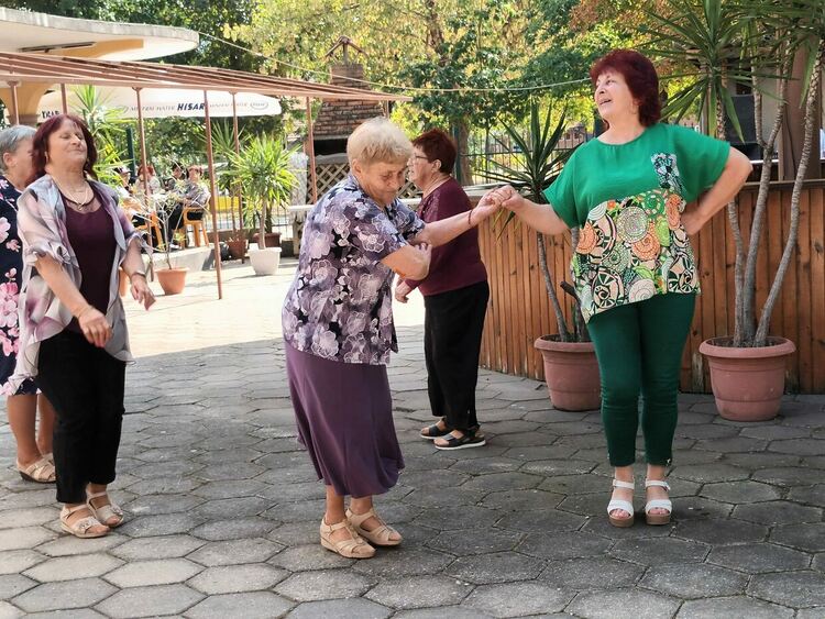 С хорà и ръченици хòрата от третата възраст поставиха началото на Октомврийските празници