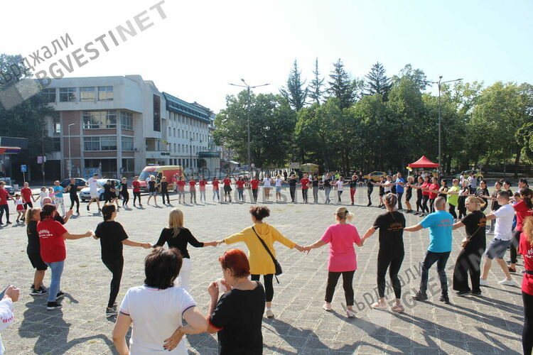 В Кърджали стартира инициативата „Неделно хоро”, танци се вият на площад „Освобождение”/снимки/
