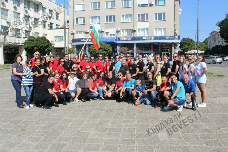 В Кърджали стартира инициативата „Неделно хоро”, танци се вият на площад „Освобождение”/снимки/