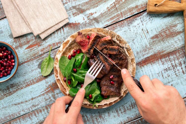 Микробиолог разкрива какво никога не яде (и местата, на които никога не се храни)