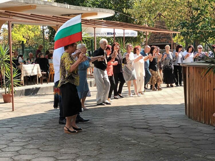 С хорà и ръченици хòрата от третата възраст поставиха началото на Октомврийските празници