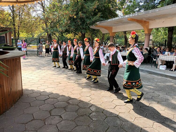 С хорà и ръченици хòрата от третата възраст поставиха началото на Октомврийските празници