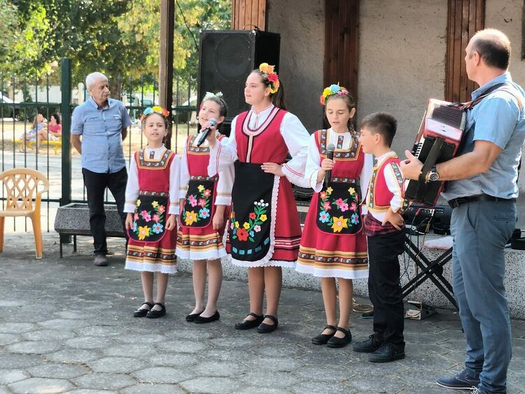 С хорà и ръченици хòрата от третата възраст поставиха началото на Октомврийските празници