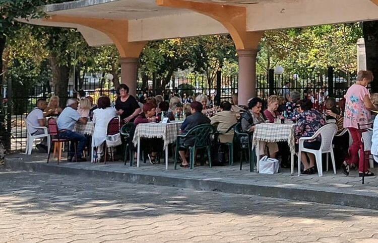 С хорà и ръченици хòрата от третата възраст поставиха началото на Октомврийските празници