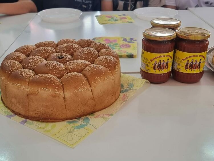 Производители запознаха ученици с  технологията на лютеница