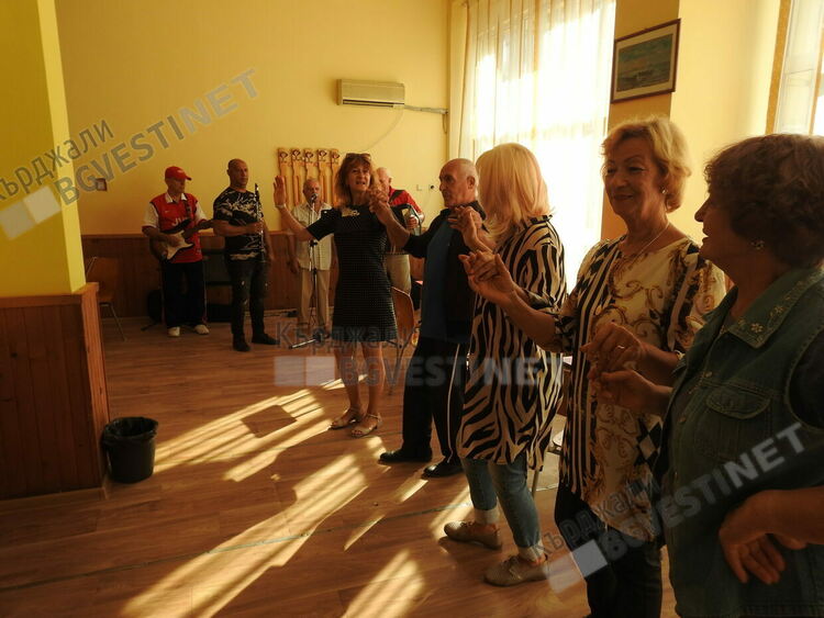 Хора се виха в Клуба на пенсионера в Кърджали в Деня на възрастните хора,кметът ги дари с обяд