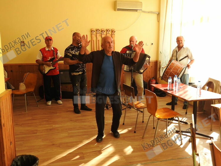 Хора се виха в Клуба на пенсионера в Кърджали в Деня на възрастните хора,кметът ги дари с обяд