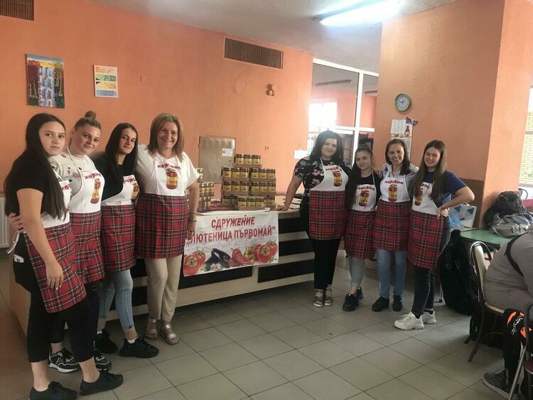 Производители запознаха ученици с  технологията на лютеница