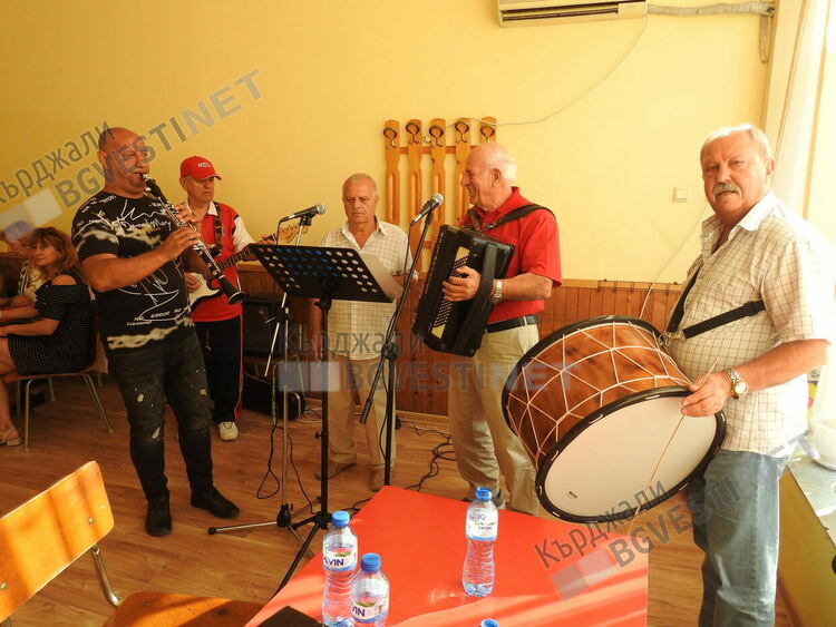 Хора се виха в Клуба на пенсионера в Кърджали в Деня на възрастните хора,кметът ги дари с обяд