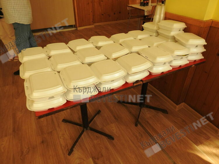 Хора се виха в Клуба на пенсионера в Кърджали в Деня на възрастните хора,кметът ги дари с обяд