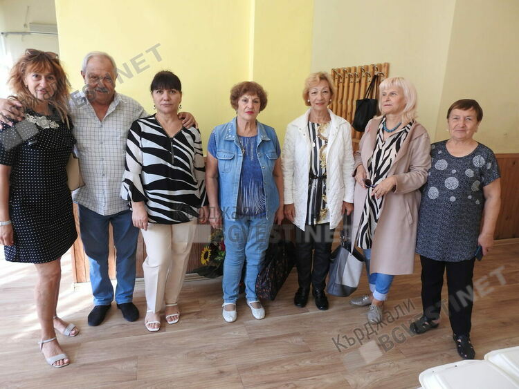 Хора се виха в Клуба на пенсионера в Кърджали в Деня на възрастните хора,кметът ги дари с обяд