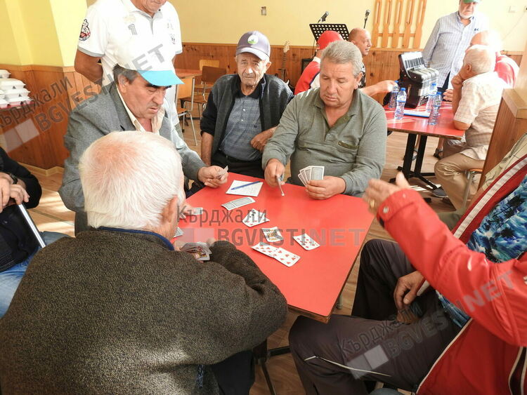 Хора се виха в Клуба на пенсионера в Кърджали в Деня на възрастните хора,кметът ги дари с обяд
