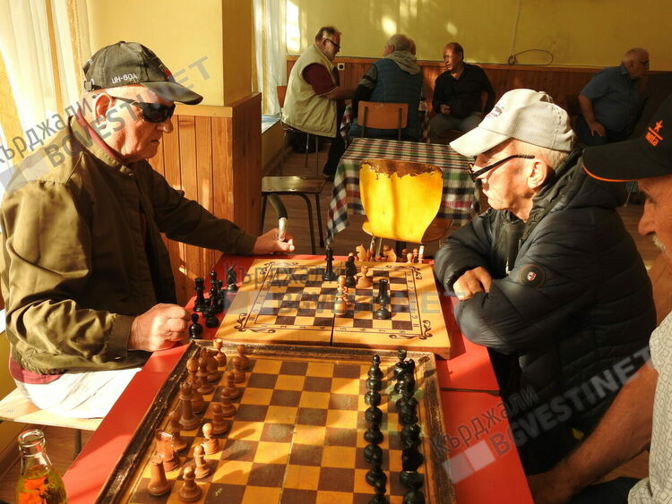 Хора се виха в Клуба на пенсионера в Кърджали в Деня на възрастните хора,кметът ги дари с обяд