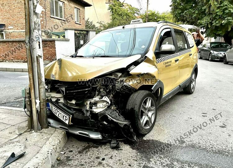 Таксиметров шофьор пострада при катастрофа в Хасково