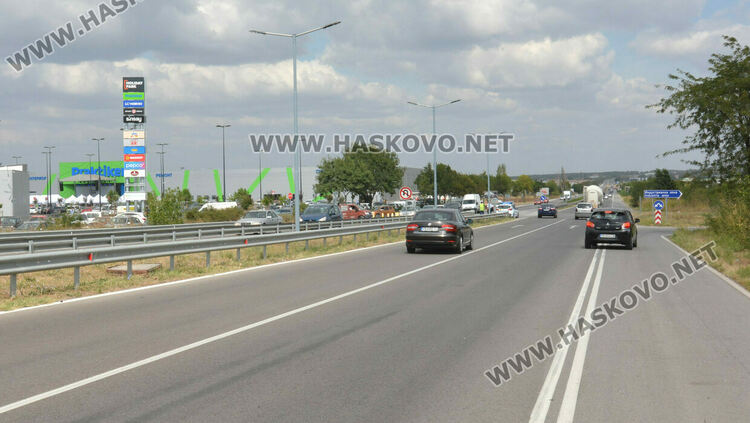 Регулират движението към ритейл парка между Хасково и Димитровград със светофар