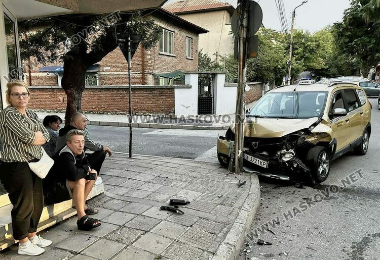 Таксиметров шофьор пострада при катастрофа в Хасково