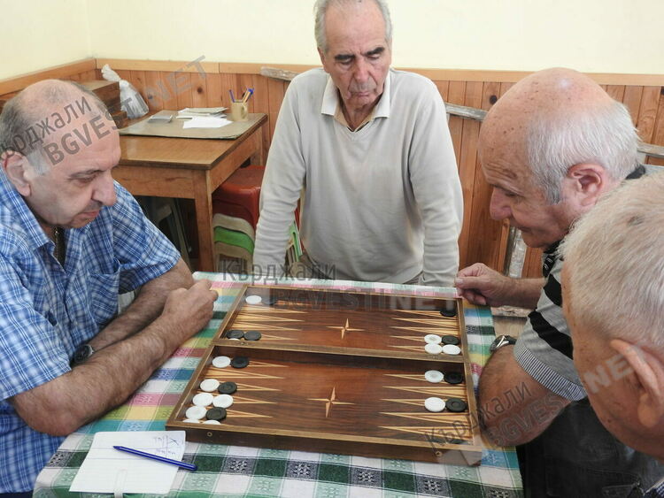 Хора се виха в Клуба на пенсионера в Кърджали в Деня на възрастните хора,кметът ги дари с обяд