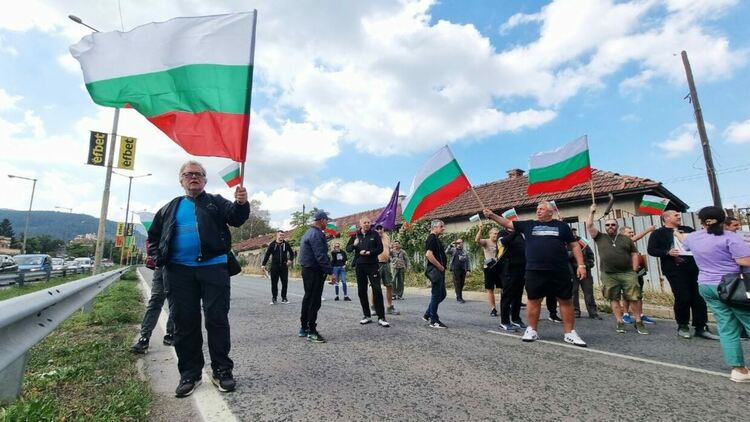 Пети ден протести: Остават блокадите на магистралите "Тракия" и "Струма"