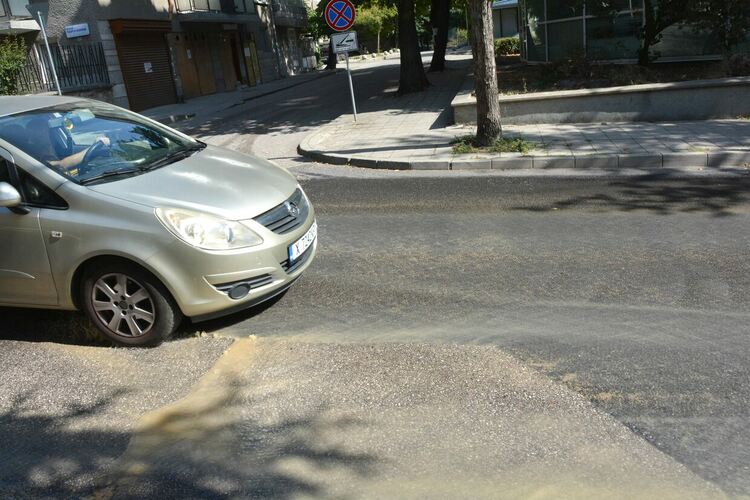 Вода се излива по улица „Георги Кирков“ от спукана тръба 