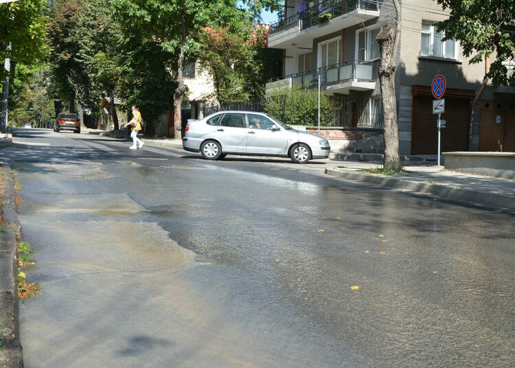 Вода се излива по улица „Георги Кирков“ от спукана тръба 